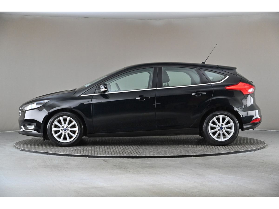 2016 Ford Focus - image 5
