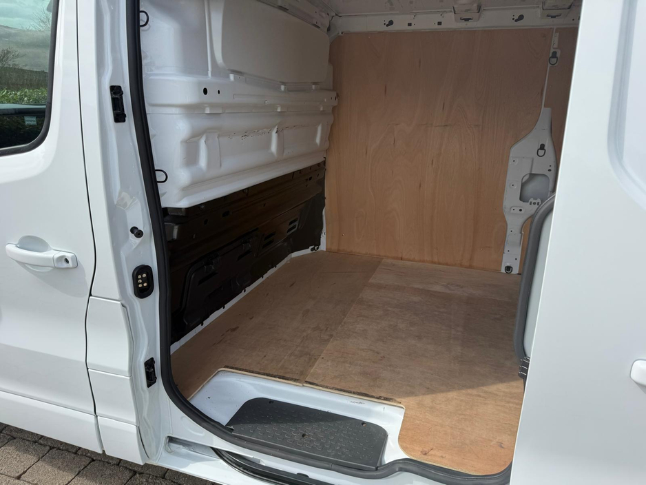 2024 Renault Trafic - image 18