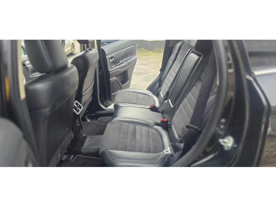 2020 Mitsubishi Outlander - image 12