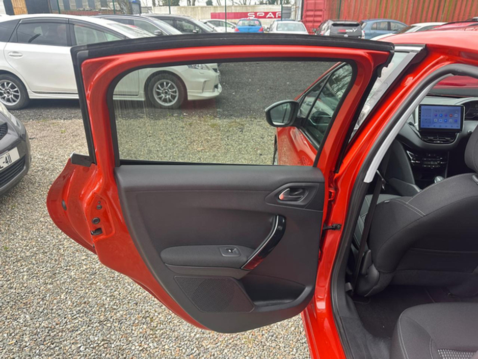 2017 Peugeot 208 - image 6