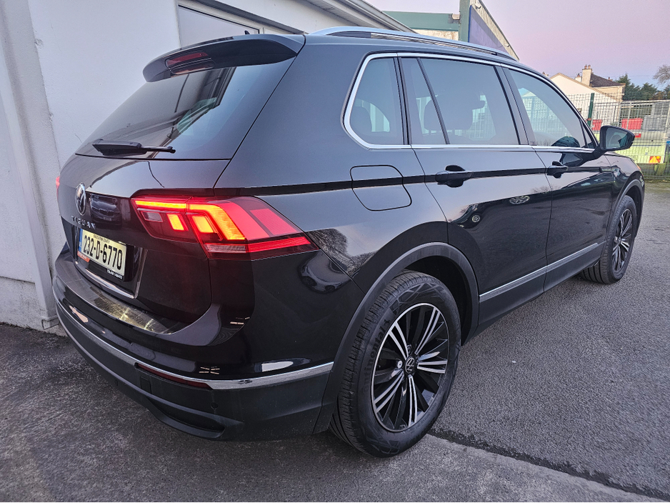 2023 Volkswagen Tiguan - image 3