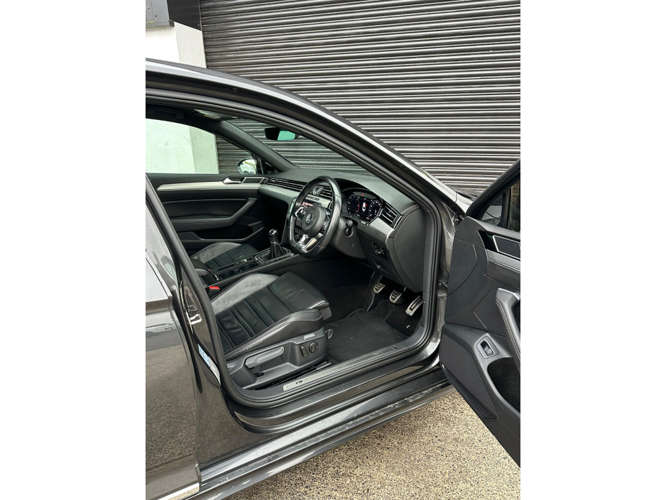 2019 Volkswagen Passat - image 12