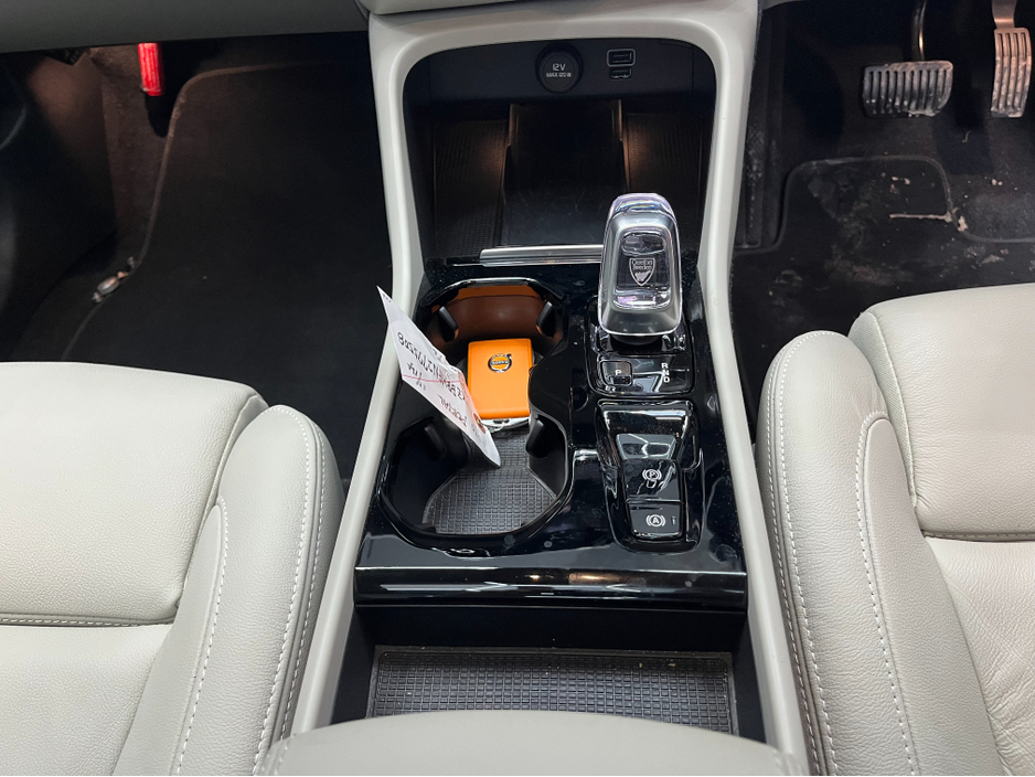 2022 Volvo XC40 2022 VOLVO XC40 RECHARGE PLUG-IN HYBRID T5 INS 1.5 AUTOMATIC / CRUISE CONTROL / 360° PARKING CAMERA / ELECTRIC MEMORY HEATED FRONT & REAR SEATS / PANORAMIC SUNROOF €36,950