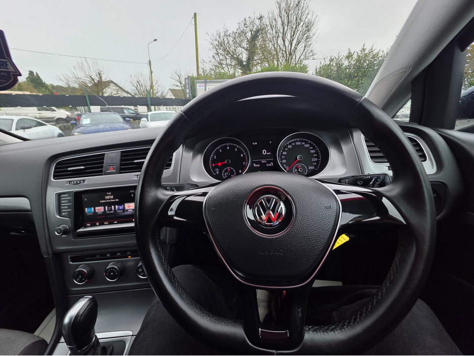 2015 Volkswagen Golf - image 17