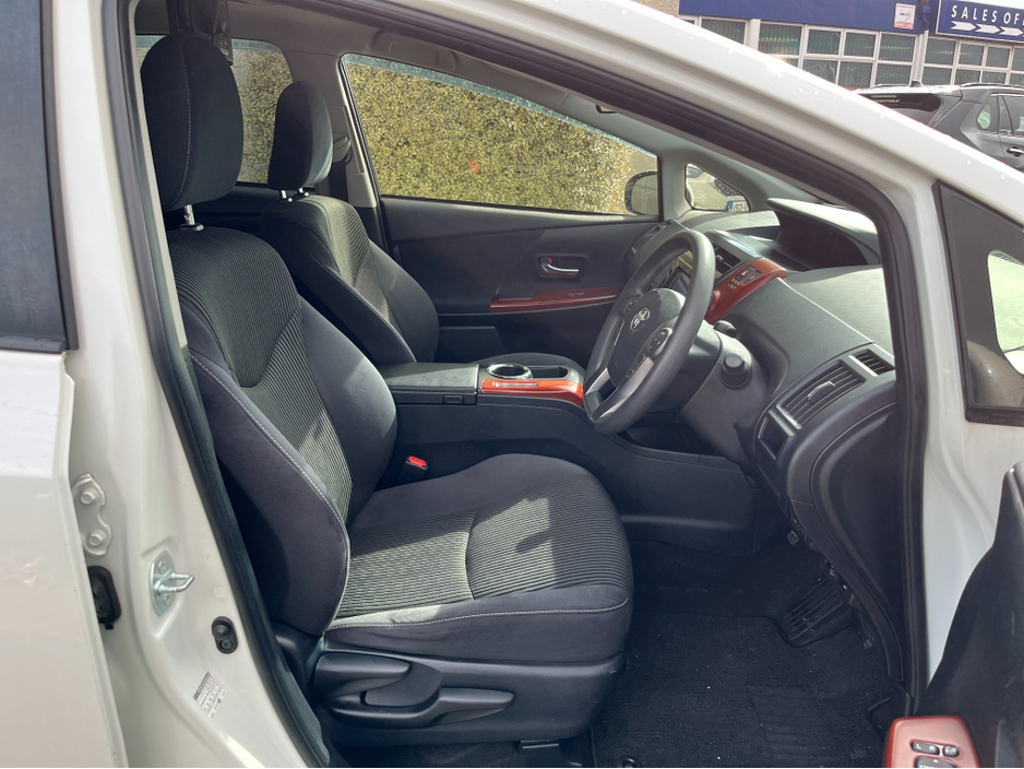 2016 Toyota Prius Alpha - image 12