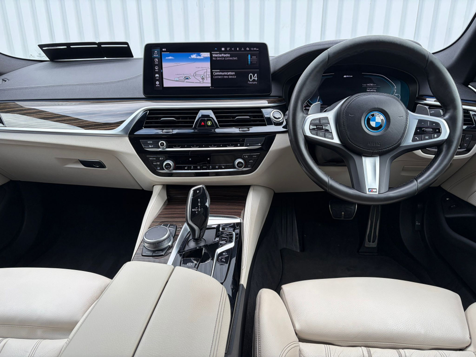 2022 BMW 5 Series - image 17