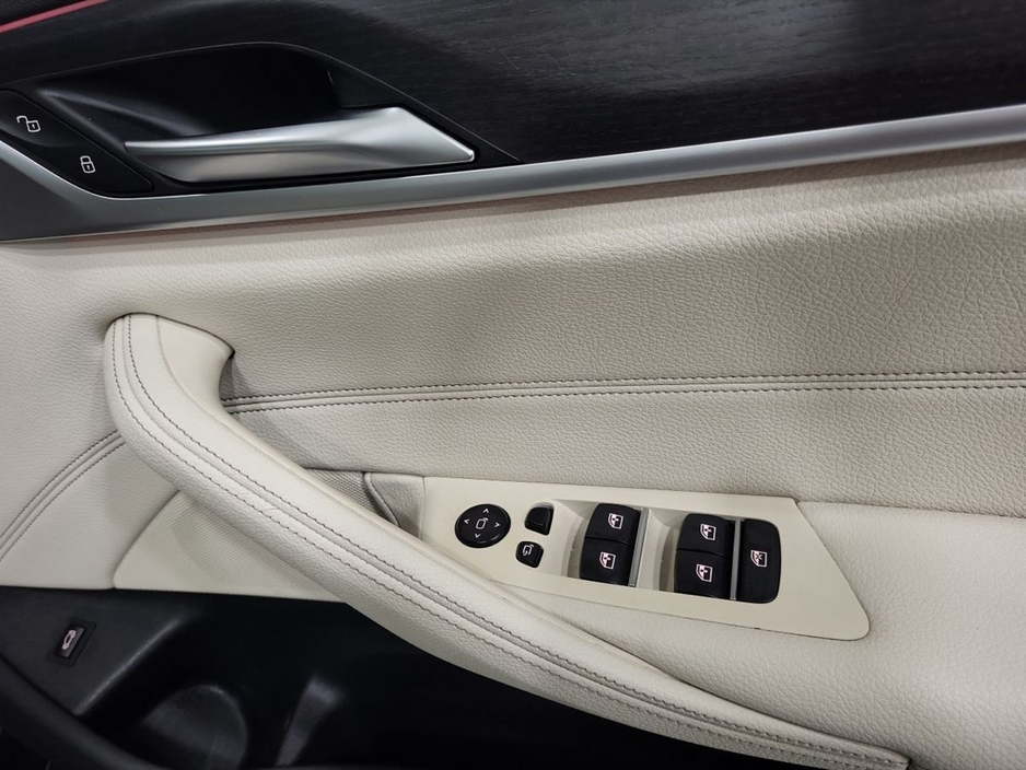 2022 BMW 5 Series - image 23