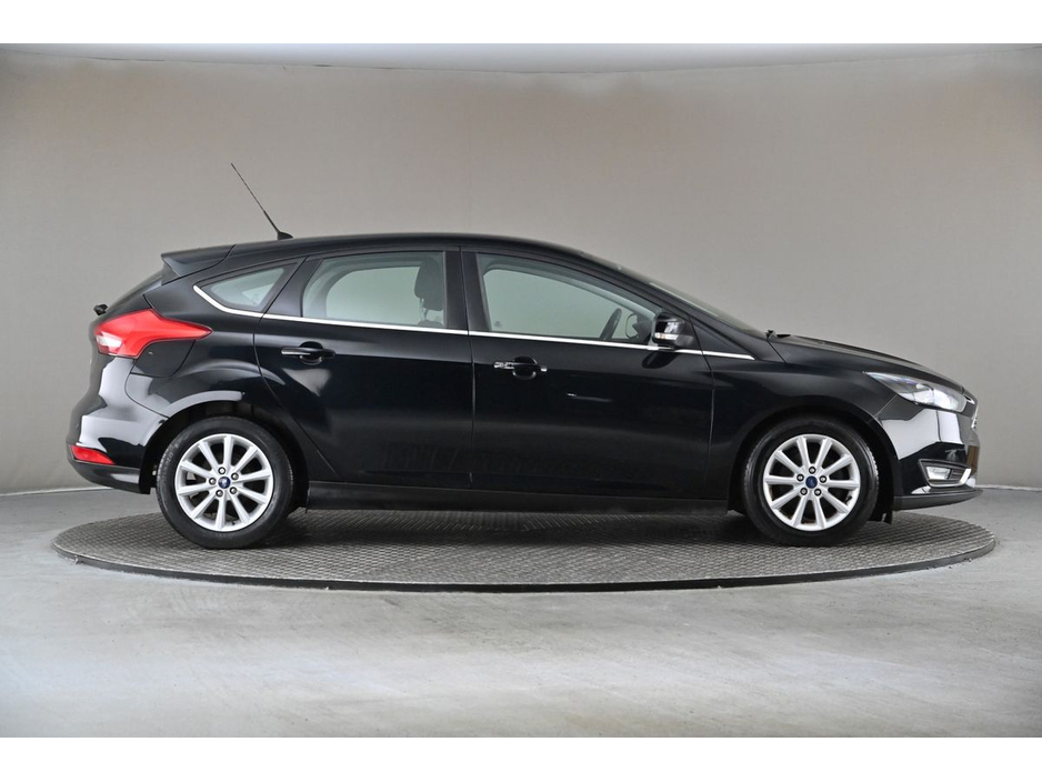 2016 Ford Focus - image 11