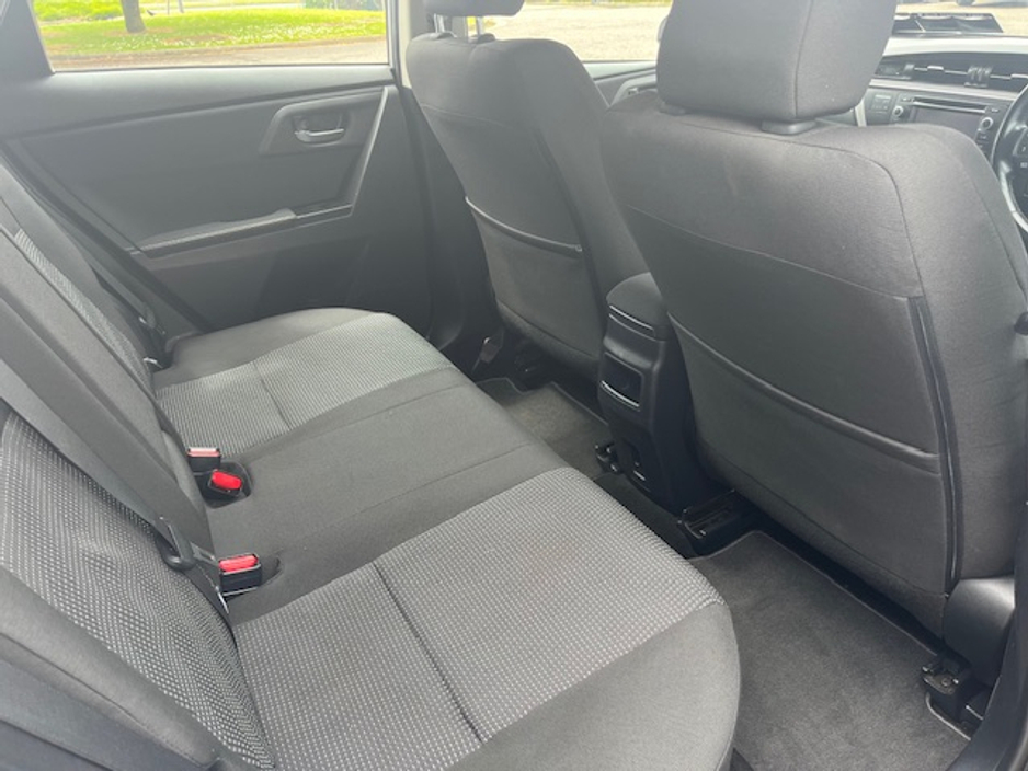 2013 Toyota Auris - image 11