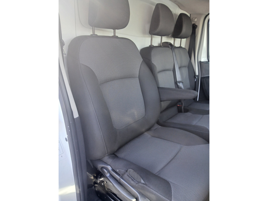 2020 Renault Trafic - image 13