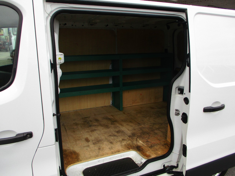 2018 Renault Trafic - image 11