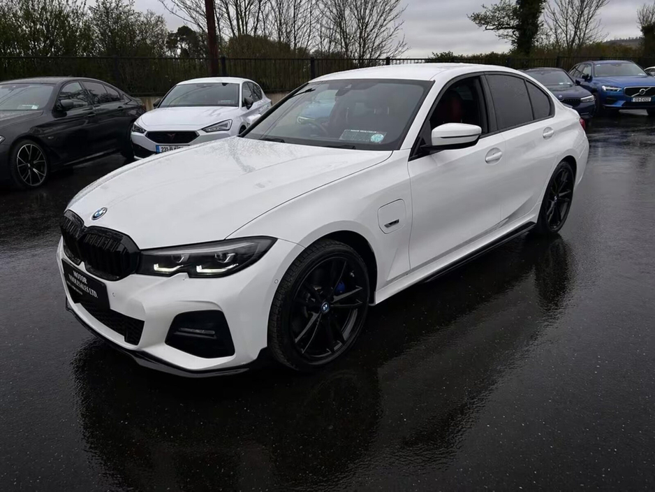 2022 BMW 3 Series - image 3