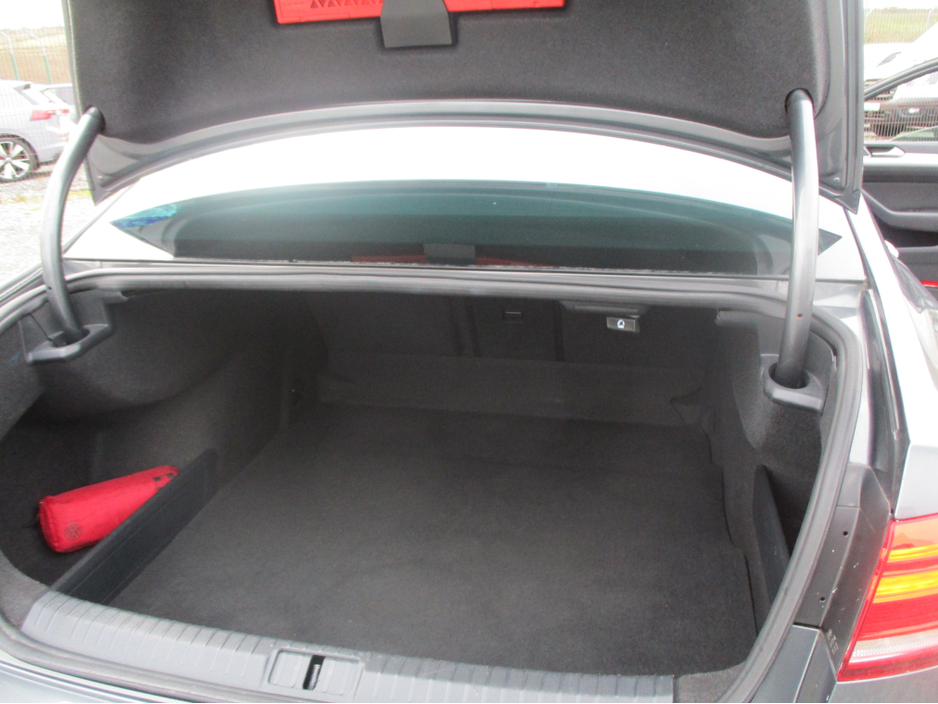 2016 Volkswagen Passat - image 5