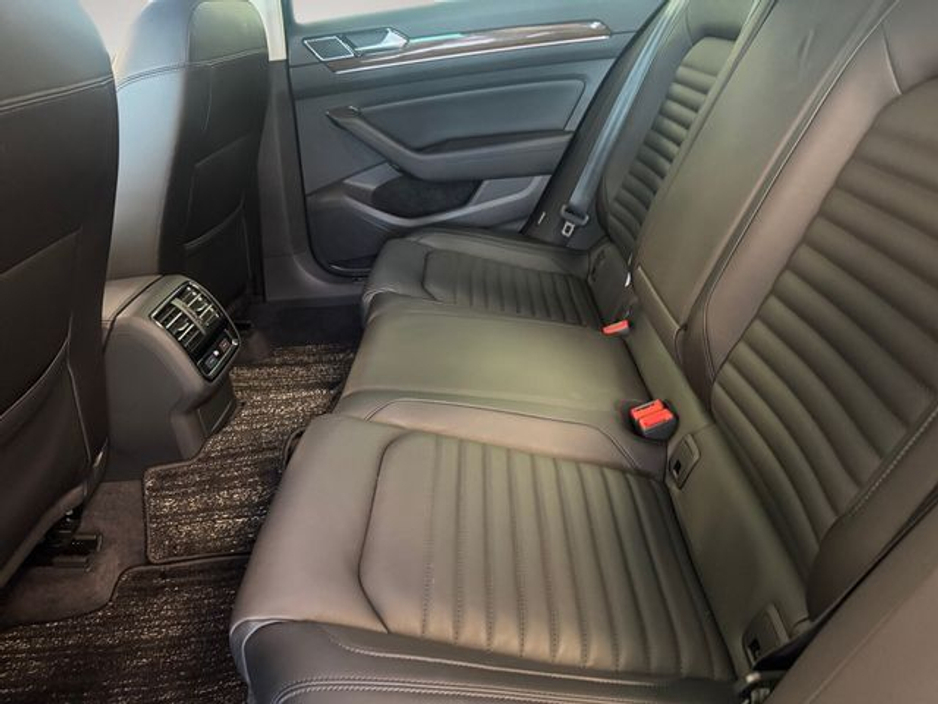 2018 Volkswagen Passat - image 16