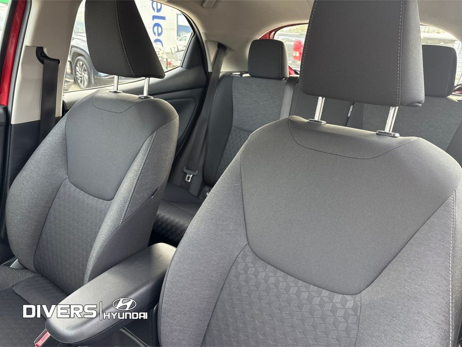 2022 Toyota Yaris - image 15