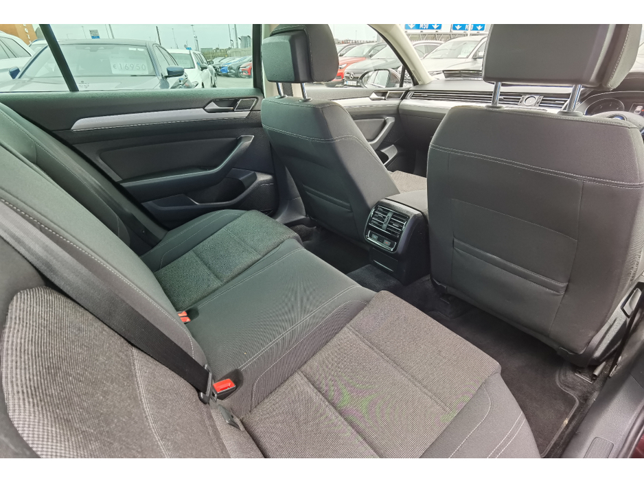 2018 Volkswagen Passat - image 11