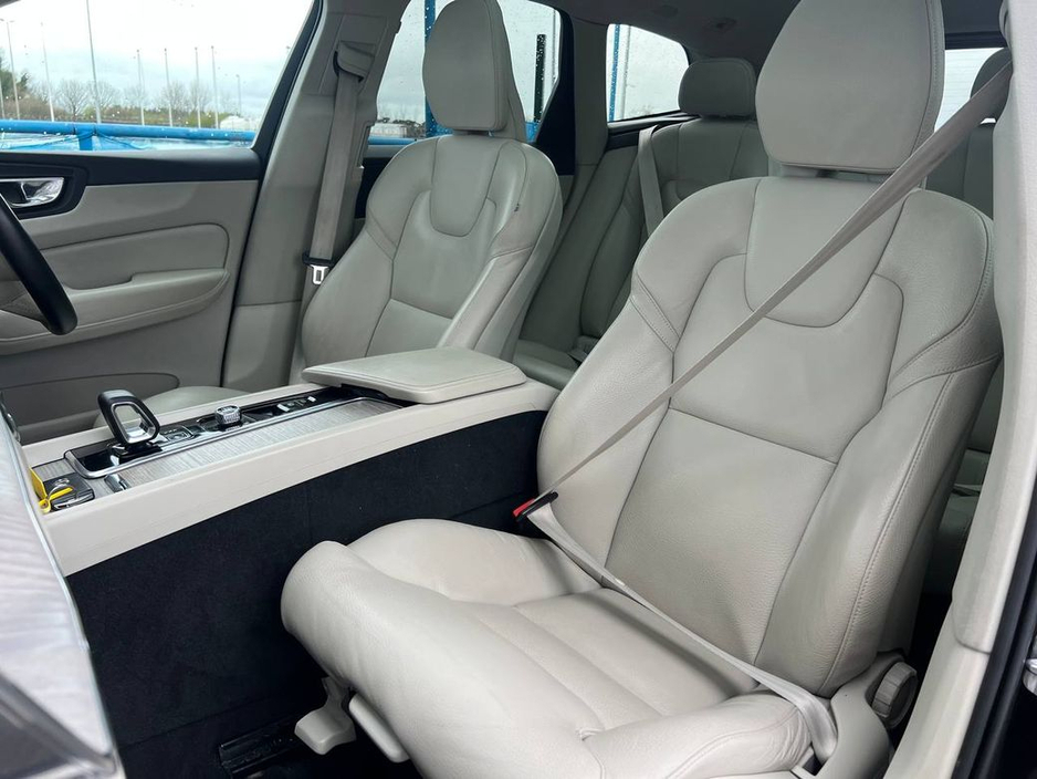 2023 Volvo XC60 - image 8