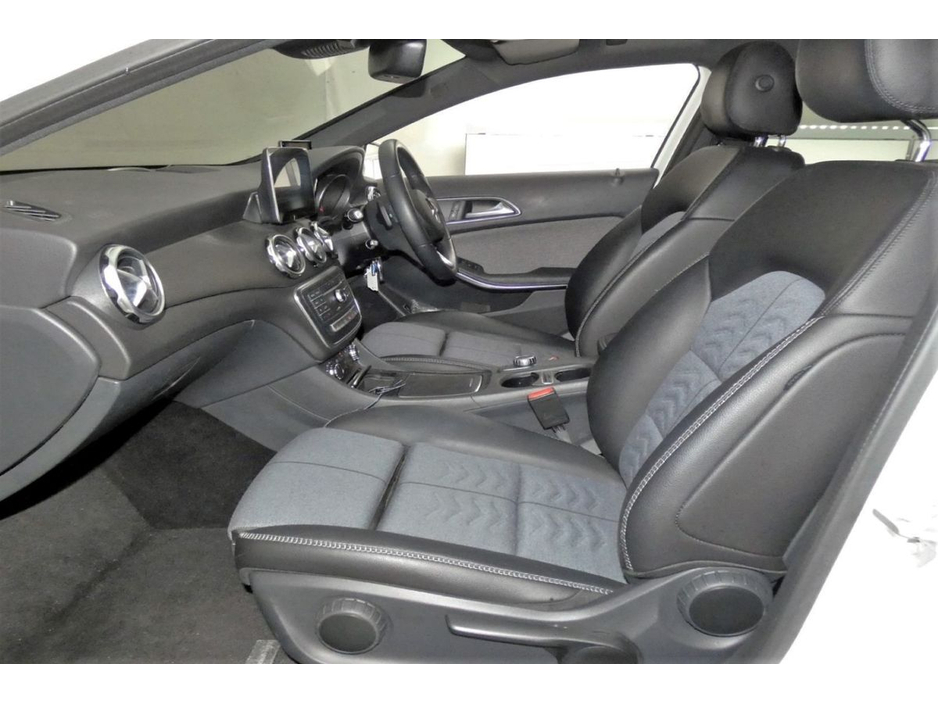 2017 Mercedes-Benz GLA Class GLA 180 *HALF LEATHER*REVERSE CAM*PARK SENSORS* €20,490