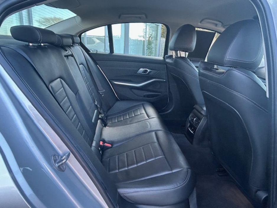 2020 BMW 3 Series - image 11