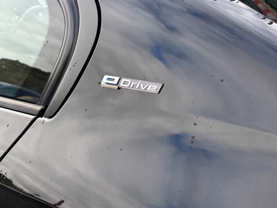 2018 BMW 3 Series - image 14