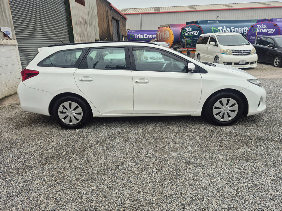 2014 Toyota Auris - image 9