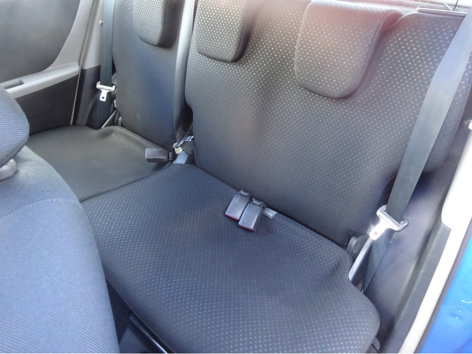 2010 Toyota Yaris - image 16