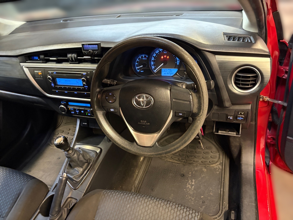 2014 Toyota Auris - image 10