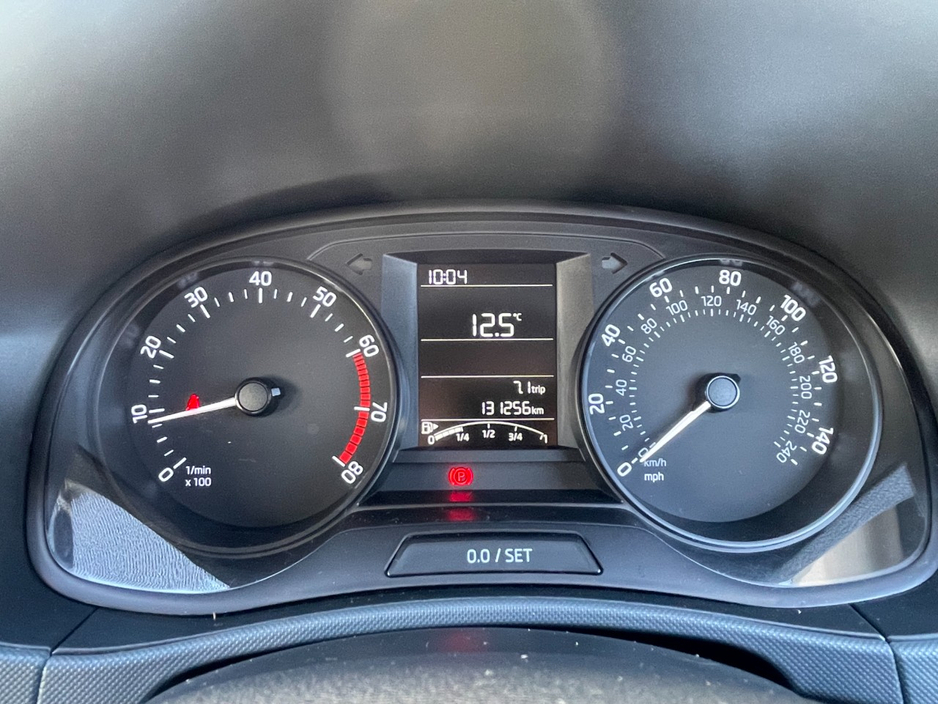 2015 Skoda Fabia - image 11