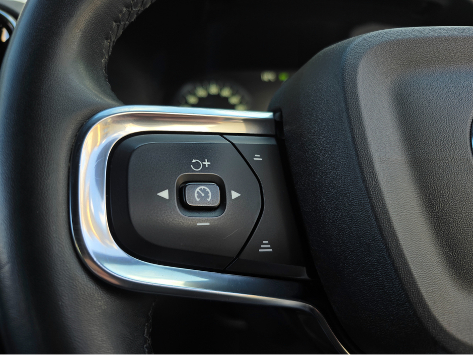 2023 Volvo XC40 - image 21