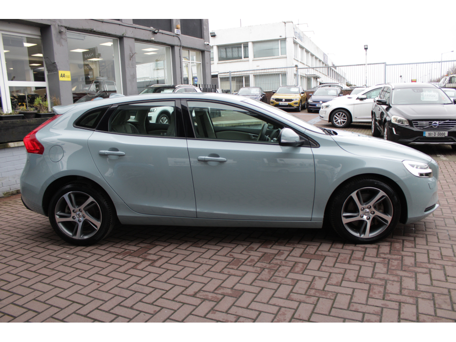 2018 Volvo V40 - image 3