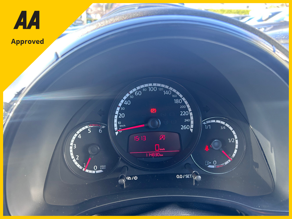 2013 Volkswagen Beetle - image 19