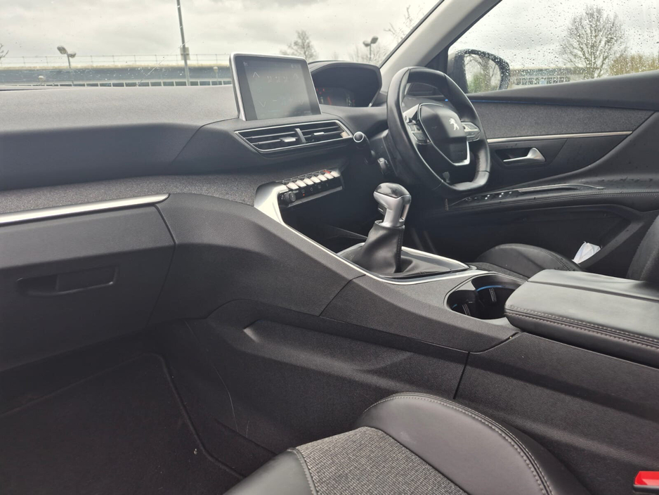 2017 Peugeot 5008 - image 22