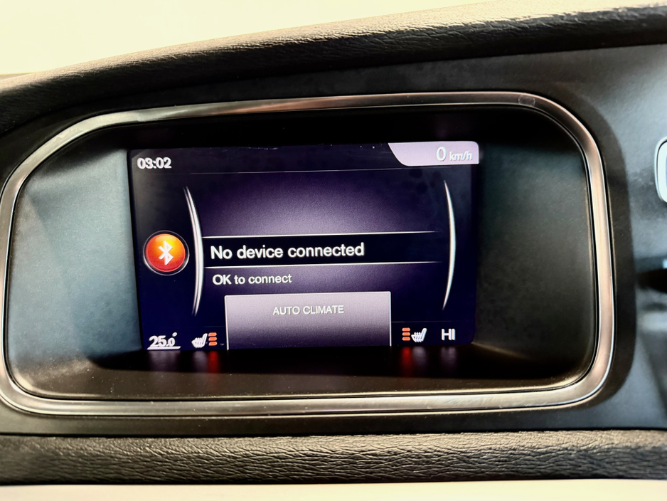 2018 Volvo V40 - image 16