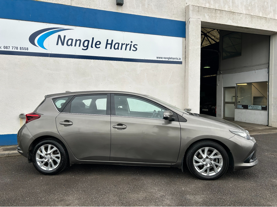 2017 Toyota Auris - image 5