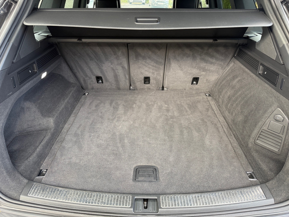 2019 Volkswagen Touareg - image 18