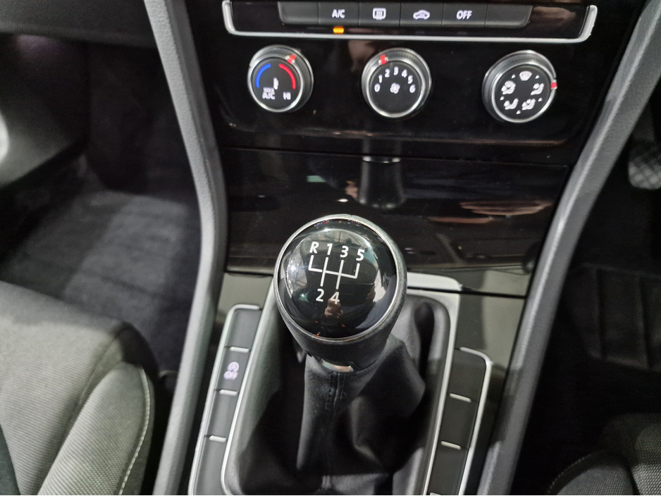 2013 Volkswagen Golf - image 17