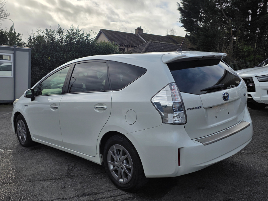 2014 Toyota Prius Alpha - image 12