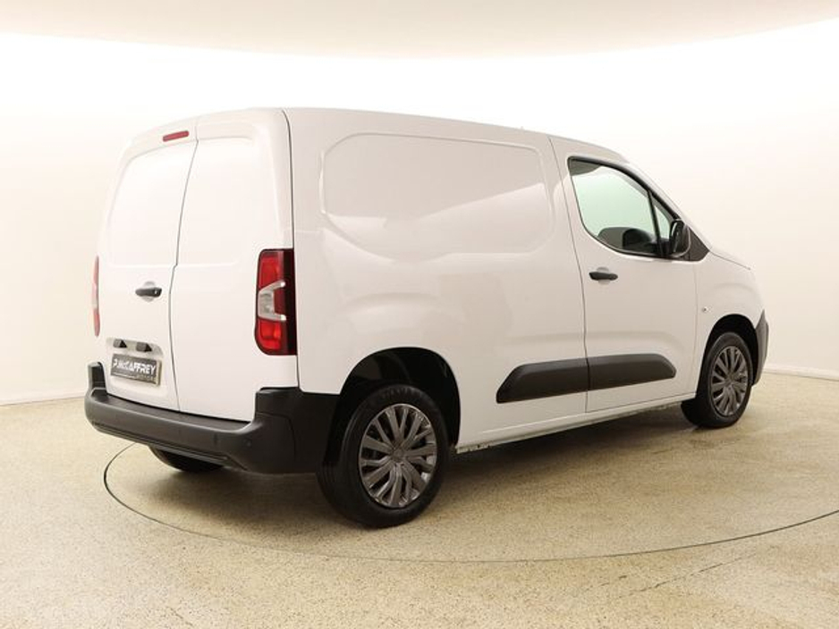 2022 Peugeot Partner - image 7