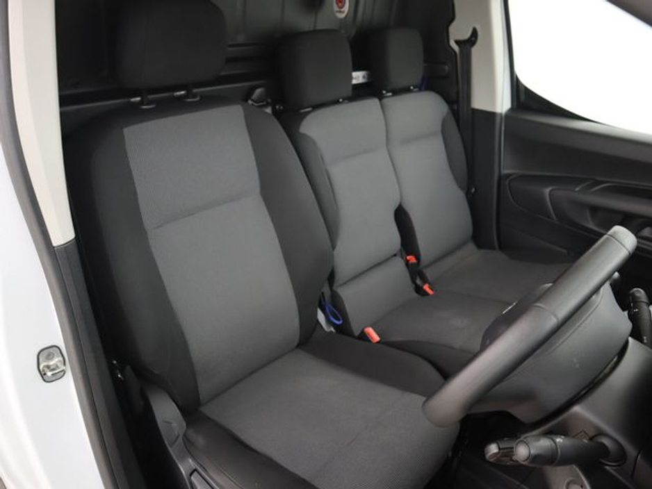 2022 Peugeot Partner - image 11