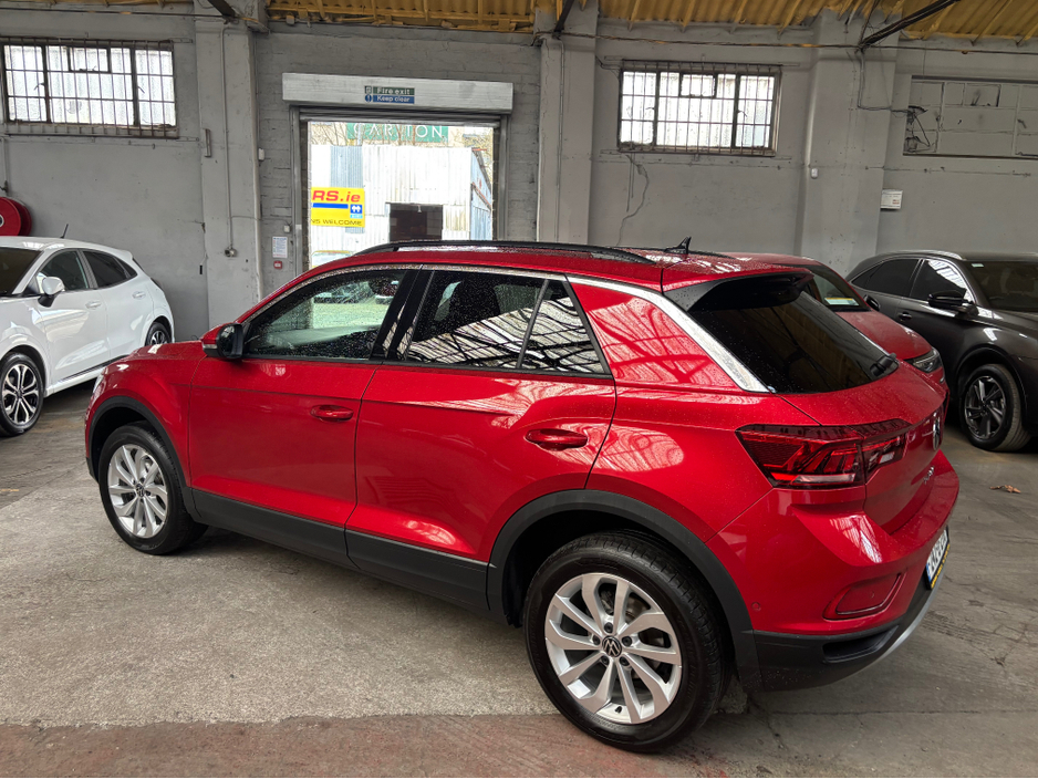 2024 Volkswagen T-Roc - image 3