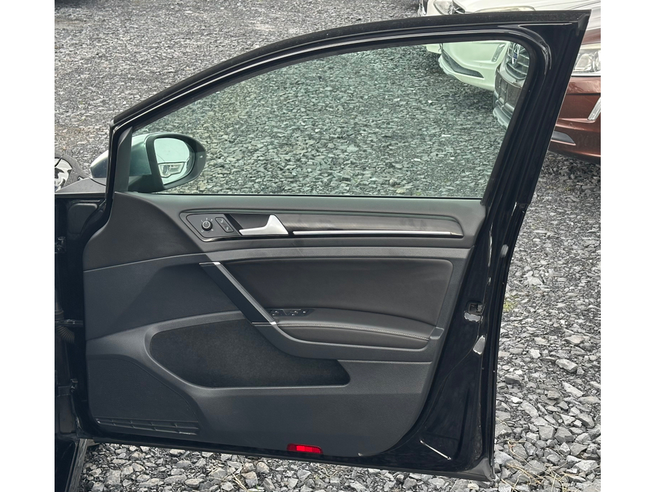 2014 Volkswagen Golf - image 12