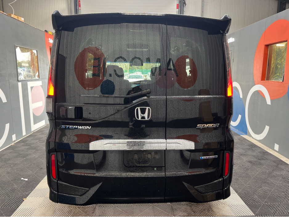 2019 Honda Stepwagon - image 3