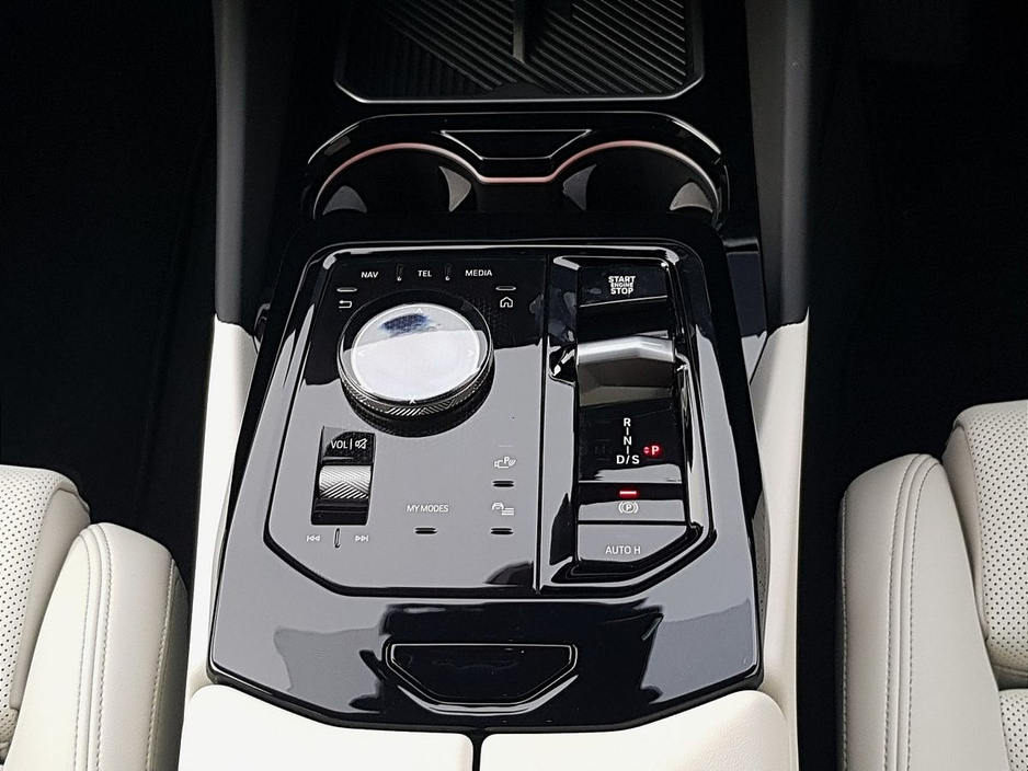 2025 BMW 5 Series - image 10