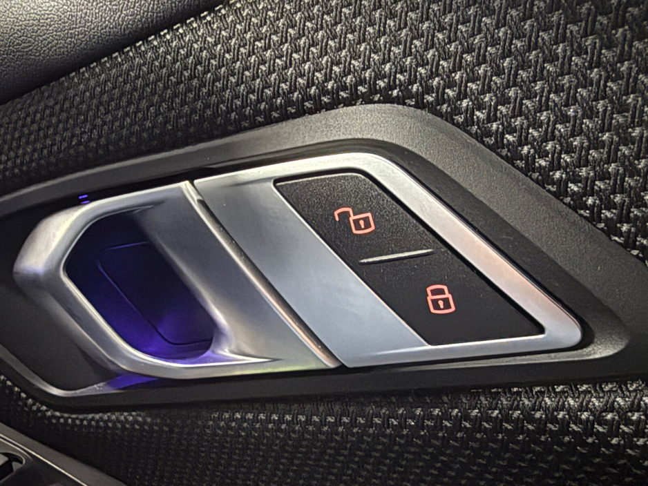 2022 BMW 3 Series - image 25