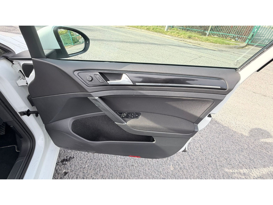 2015 Volkswagen Golf - image 10