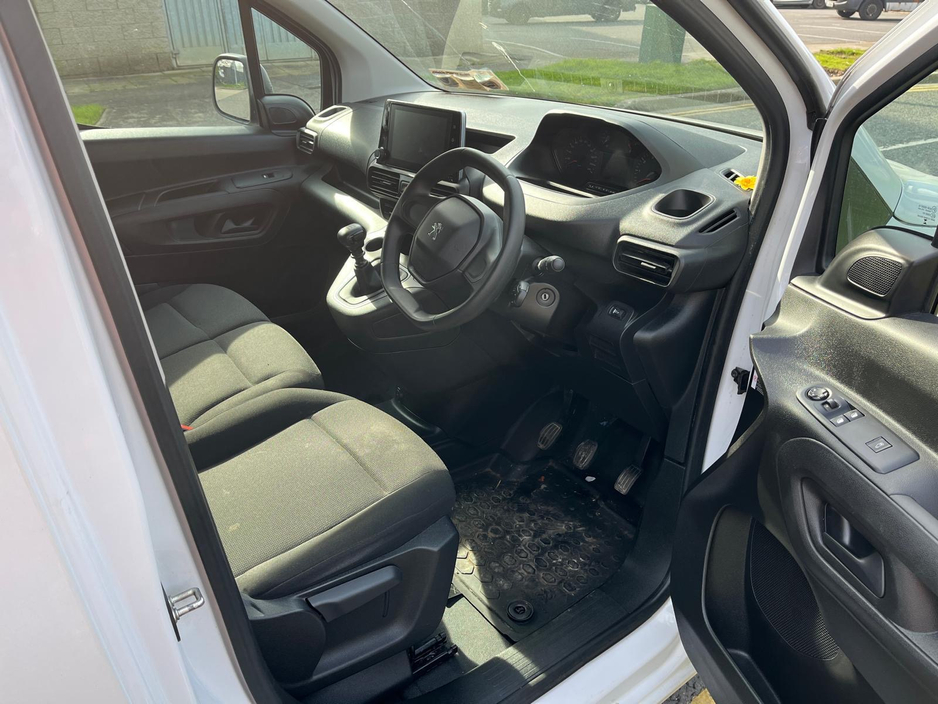 2023 Peugeot Partner - image 2