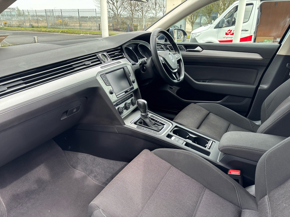 2015 Volkswagen Passat - image 2