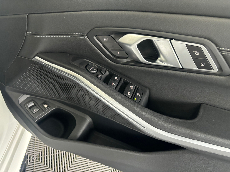 2021 BMW 3 Series - image 7