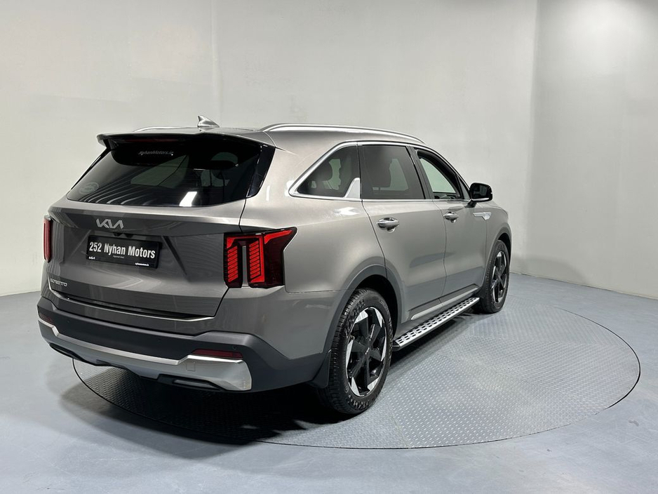 2025 Kia Sorento - image 7