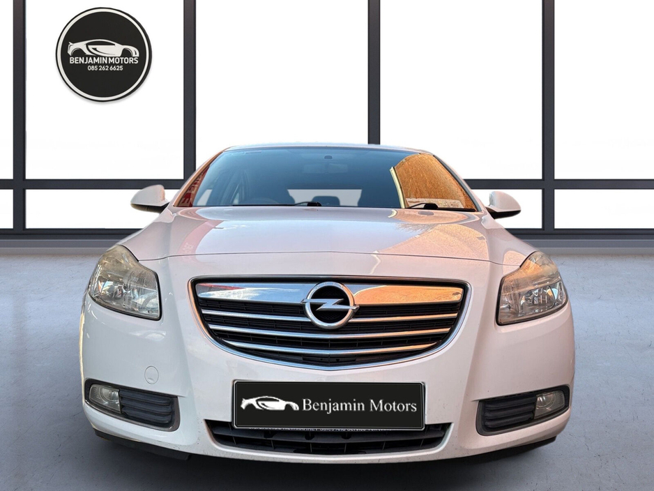 2010 Opel Insignia - image 3